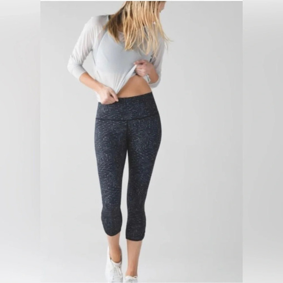 ! Lululemon True Self Crop II Samba Snake Battleship 6 - Picture 1 of 5